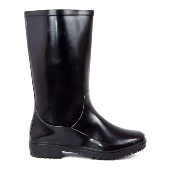 A Single boot of Dreamer safety gumboot. The shiny, black rubber safetygumboot rain boots with a simple design. The boots have a sturdy and flat sole with a modest tread pattern for grip. They reach mid-calf in height and are positioned side by side, with slight reflections visible on their surface.