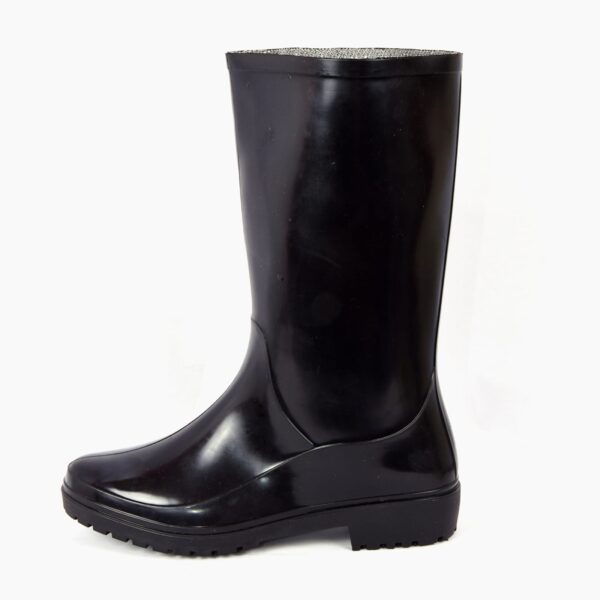 A Single boot of Dreamer safety gumboot. The shiny, black rubber safetygumboot rain boots with a simple design. The boots have a sturdy and flat sole with a modest tread pattern for grip. They reach mid-calf in height and are positioned side by side, with slight reflections visible on their surface.